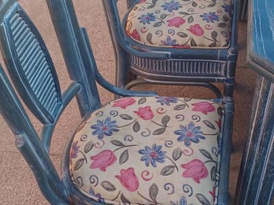 Table with 8 chairs.