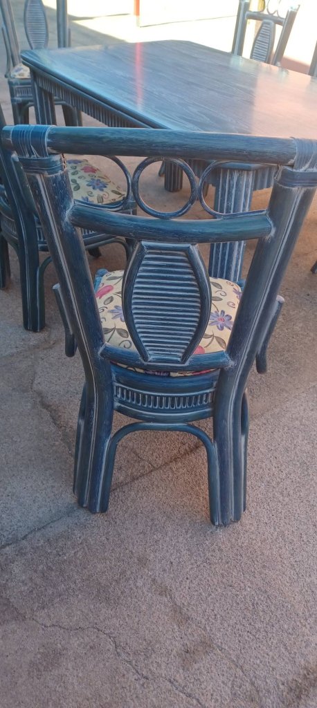 Table with 8 chairs.