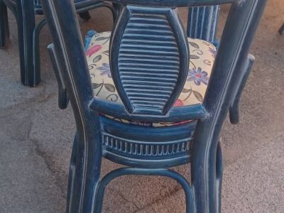 Table with 8 chairs.