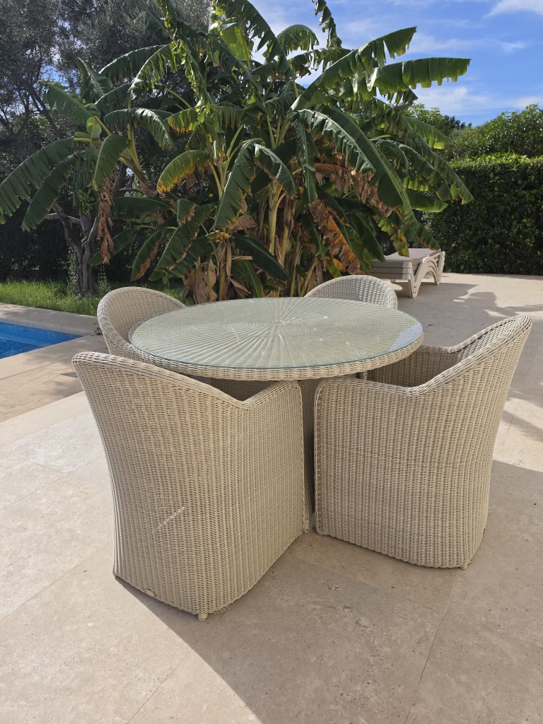 Table & Chairs