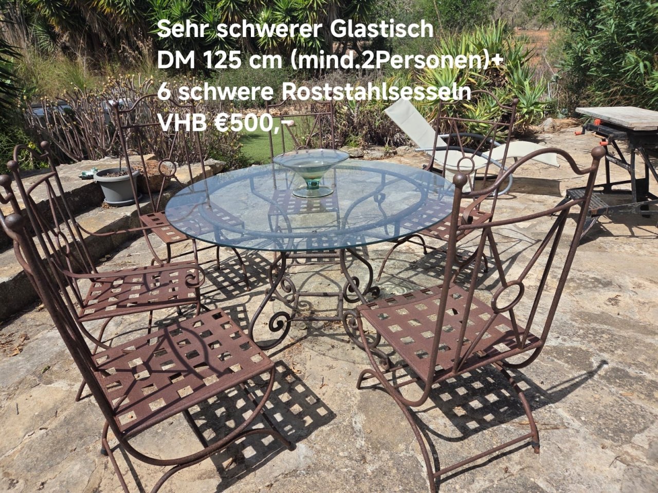 Tisch u Eisenstuehle
