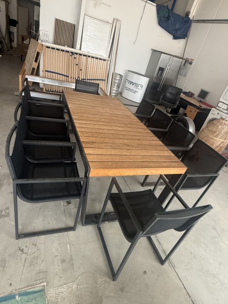 Tisch und Stühle