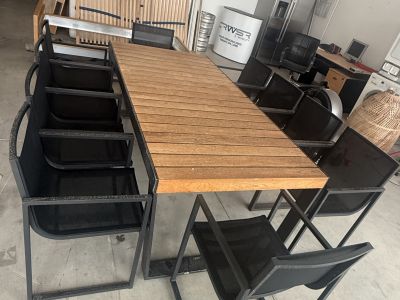 Tisch und Stühle