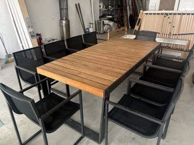 Tisch und Stühle
