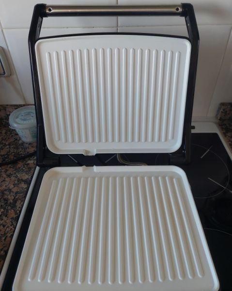 Parrilla de mesa con placas cerámicas Gourmetmaxx