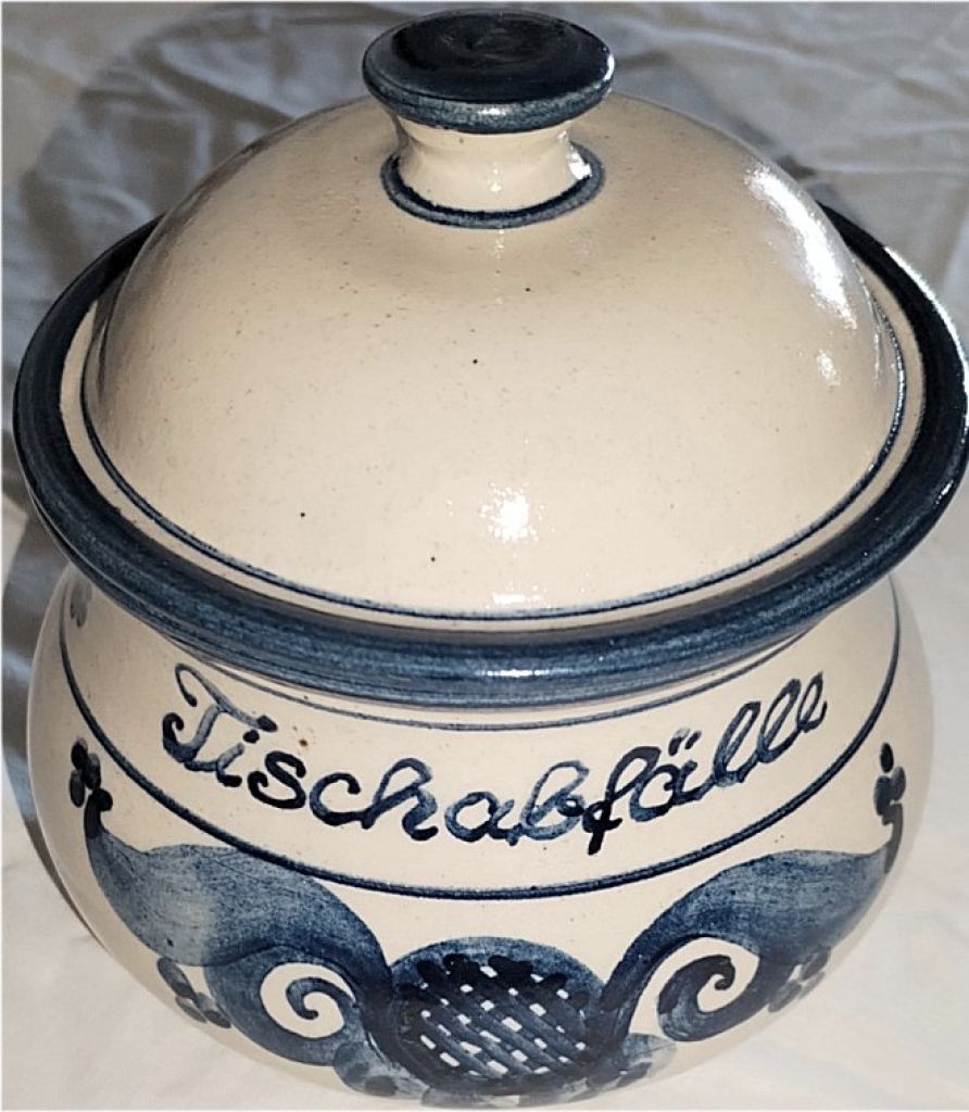 Tischzubehör, Tischabfallbehälter mit Deckel, Brotschale, Keramik, handgetöpfert, handbemalt