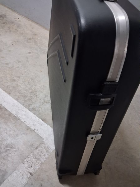 Transport Koffer mit Rollen und Griff für ein Fahrrad im Flugzeug oder Auto