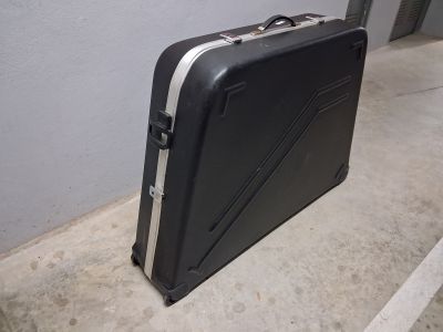 Transport Koffer mit Rollen und Griff für ein Fahrrad im Flugzeug oder Auto