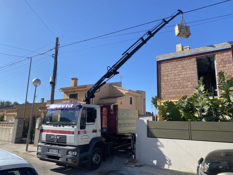 Transport mit Kran und Kipper