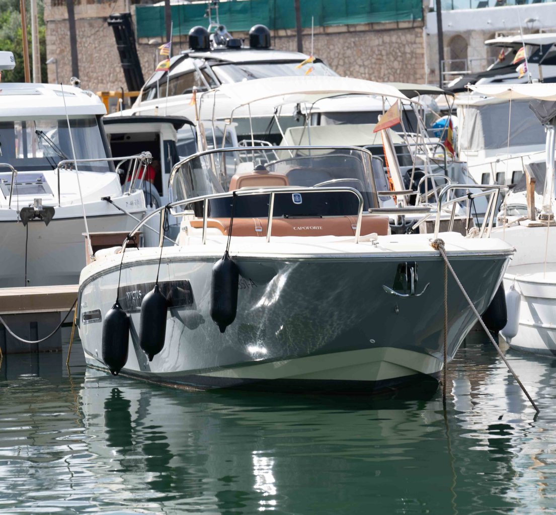 Barco de ensueño: Invictus CX 280 Daycruiser con cabina y WC