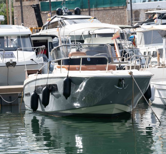 Barco de ensueño: Invictus CX 280 Daycruiser con cabina y WC