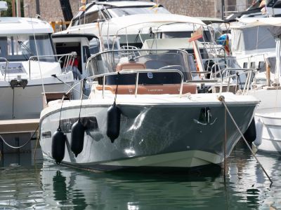 Barco de ensueño: Invictus CX 280 Daycruiser con cabina y WC