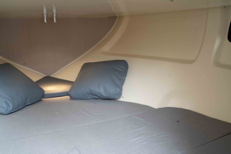 Barco de ensueño: Invictus CX 280 Daycruiser con cabina y WC