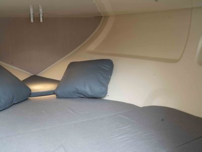Barco de ensueño: Invictus CX 280 Daycruiser con cabina y WC