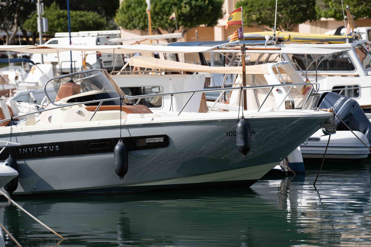 Barco de ensueño: Invictus CX 280 Daycruiser con cabina y WC