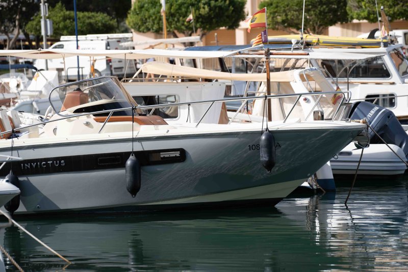 Barco de ensueño: Invictus CX 280 Daycruiser con cabina y WC