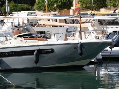 Barco de ensueño: Invictus CX 280 Daycruiser con cabina y WC