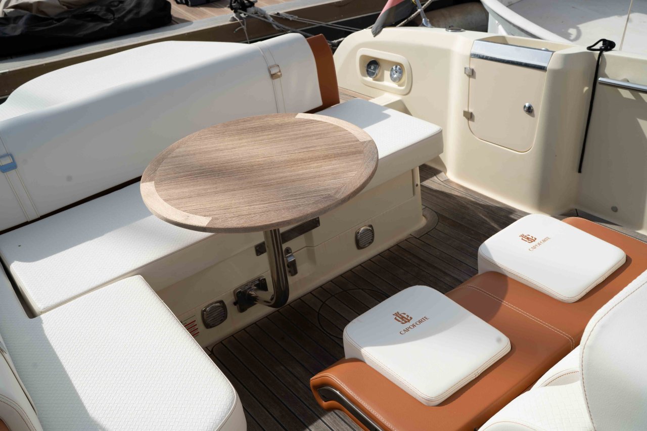 Barco de ensueño: Invictus CX 280 Daycruiser con cabina y WC