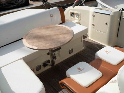 Barco de ensueño: Invictus CX 280 Daycruiser con cabina y WC
