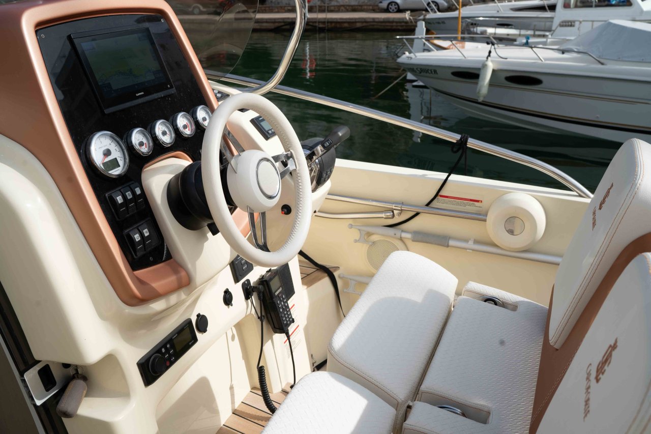 Barco de ensueño: Invictus CX 280 Daycruiser con cabina y WC
