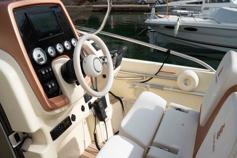 Barco de ensueño: Invictus CX 280 Daycruiser con cabina y WC