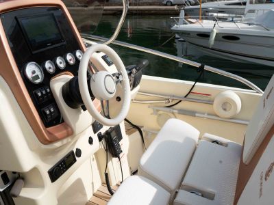 Barco de ensueño: Invictus CX 280 Daycruiser con cabina y WC