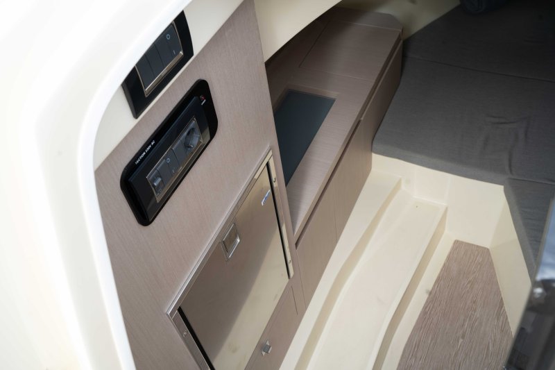 Barco de ensueño: Invictus CX 280 Daycruiser con cabina y WC