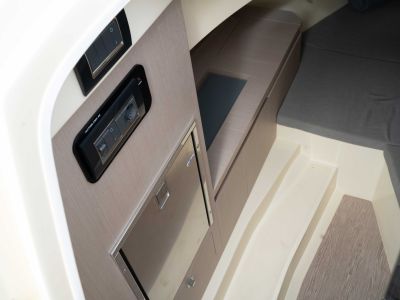 Barco de ensueño: Invictus CX 280 Daycruiser con cabina y WC