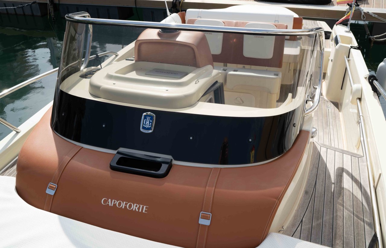 Barco de ensueño: Invictus CX 280 Daycruiser con cabina y WC