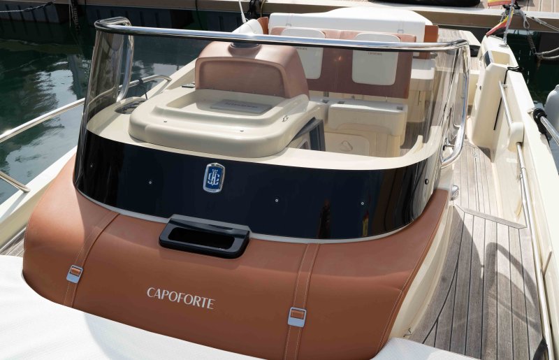 Barco de ensueño: Invictus CX 280 Daycruiser con cabina y WC