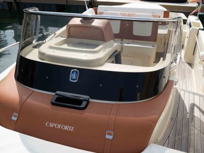 Barco de ensueño: Invictus CX 280 Daycruiser con cabina y WC