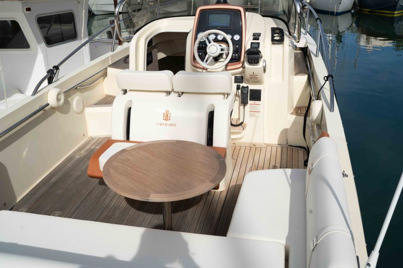 Barco de ensueño: Invictus CX 280 Daycruiser con cabina y WC