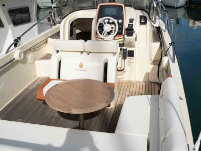 Barco de ensueño: Invictus CX 280 Daycruiser con cabina y WC