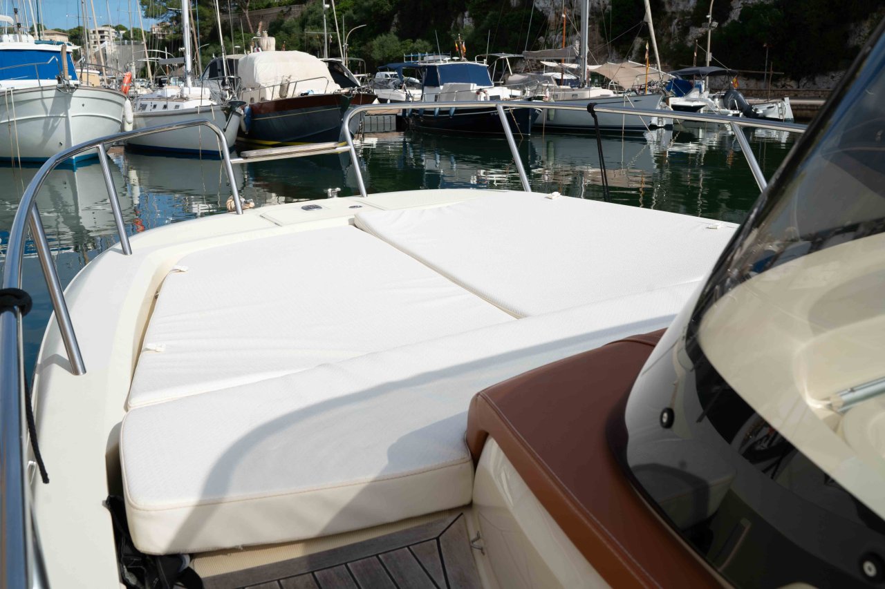 Barco de ensueño: Invictus CX 280 Daycruiser con cabina y WC