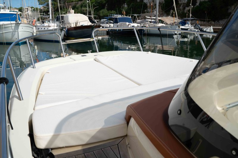 Barco de ensueño: Invictus CX 280 Daycruiser con cabina y WC