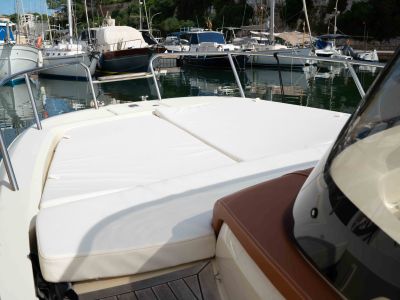 Barco de ensueño: Invictus CX 280 Daycruiser con cabina y WC