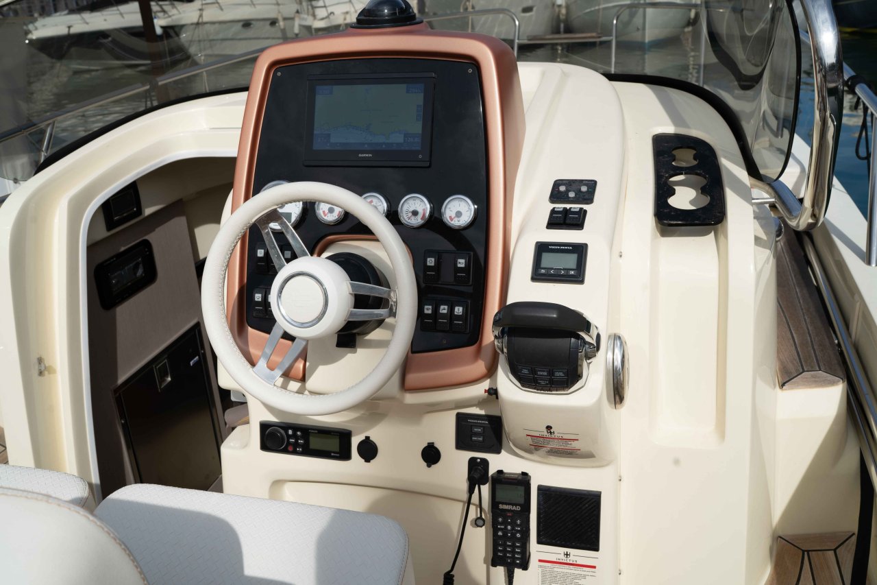 Barco de ensueño: Invictus CX 280 Daycruiser con cabina y WC