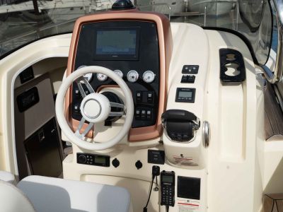 Barco de ensueño: Invictus CX 280 Daycruiser con cabina y WC