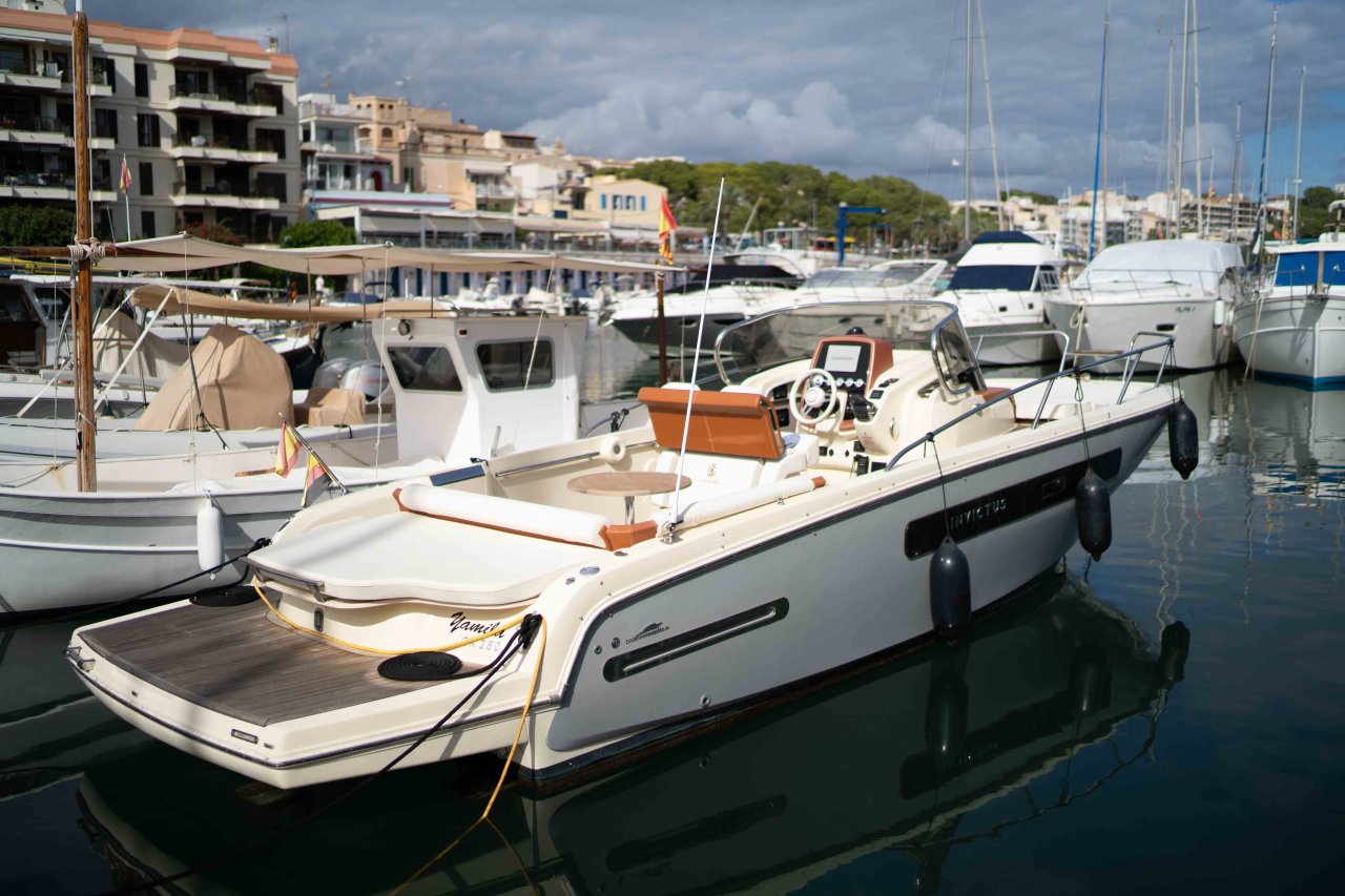 Barco de ensueño: Invictus CX 280 Daycruiser con cabina y WC