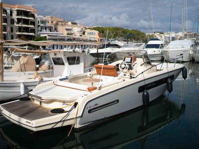 Barco de ensueño: Invictus CX 280 Daycruiser con cabina y WC