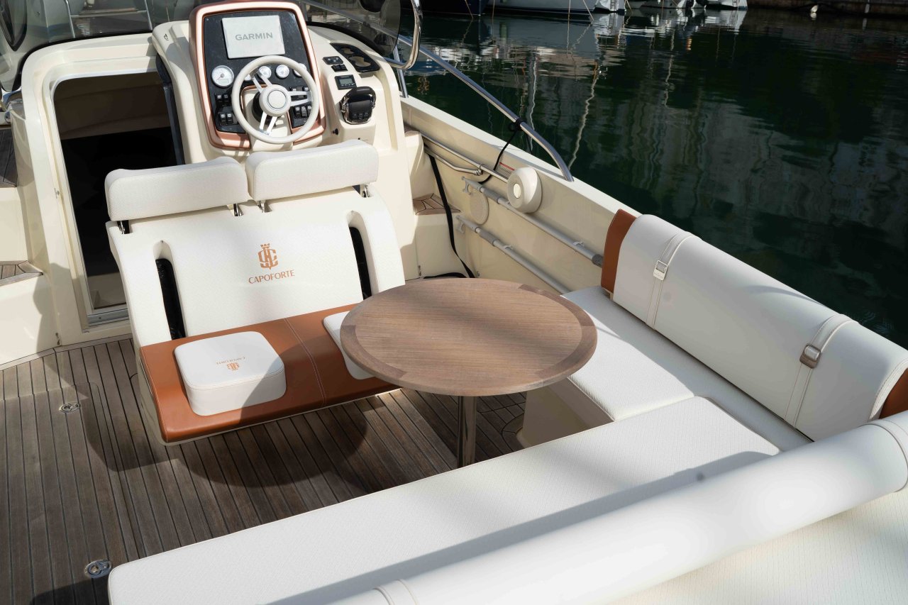 Barco de ensueño: Invictus CX 280 Daycruiser con cabina y WC