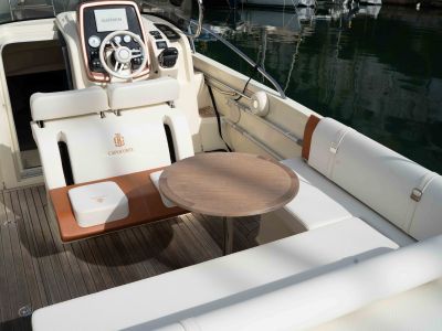 Barco de ensueño: Invictus CX 280 Daycruiser con cabina y WC