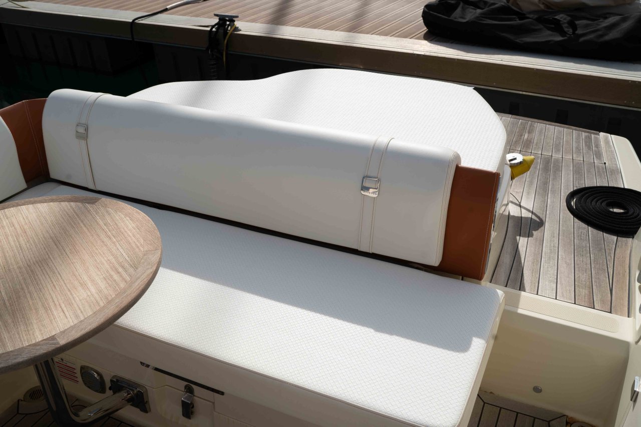 Barco de ensueño: Invictus CX 280 Daycruiser con cabina y WC