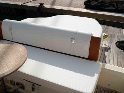 Barco de ensueño: Invictus CX 280 Daycruiser con cabina y WC