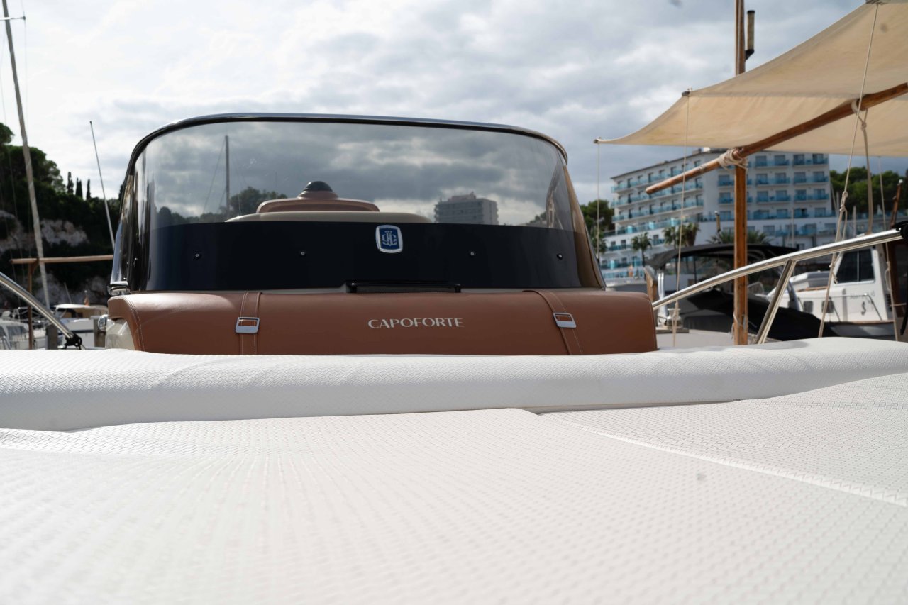 Barco de ensueño: Invictus CX 280 Daycruiser con cabina y WC