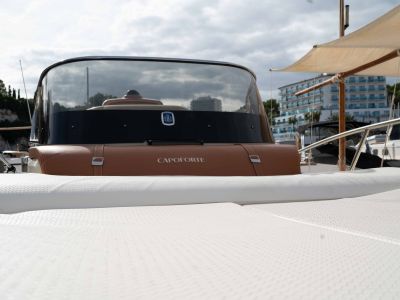 Barco de ensueño: Invictus CX 280 Daycruiser con cabina y WC