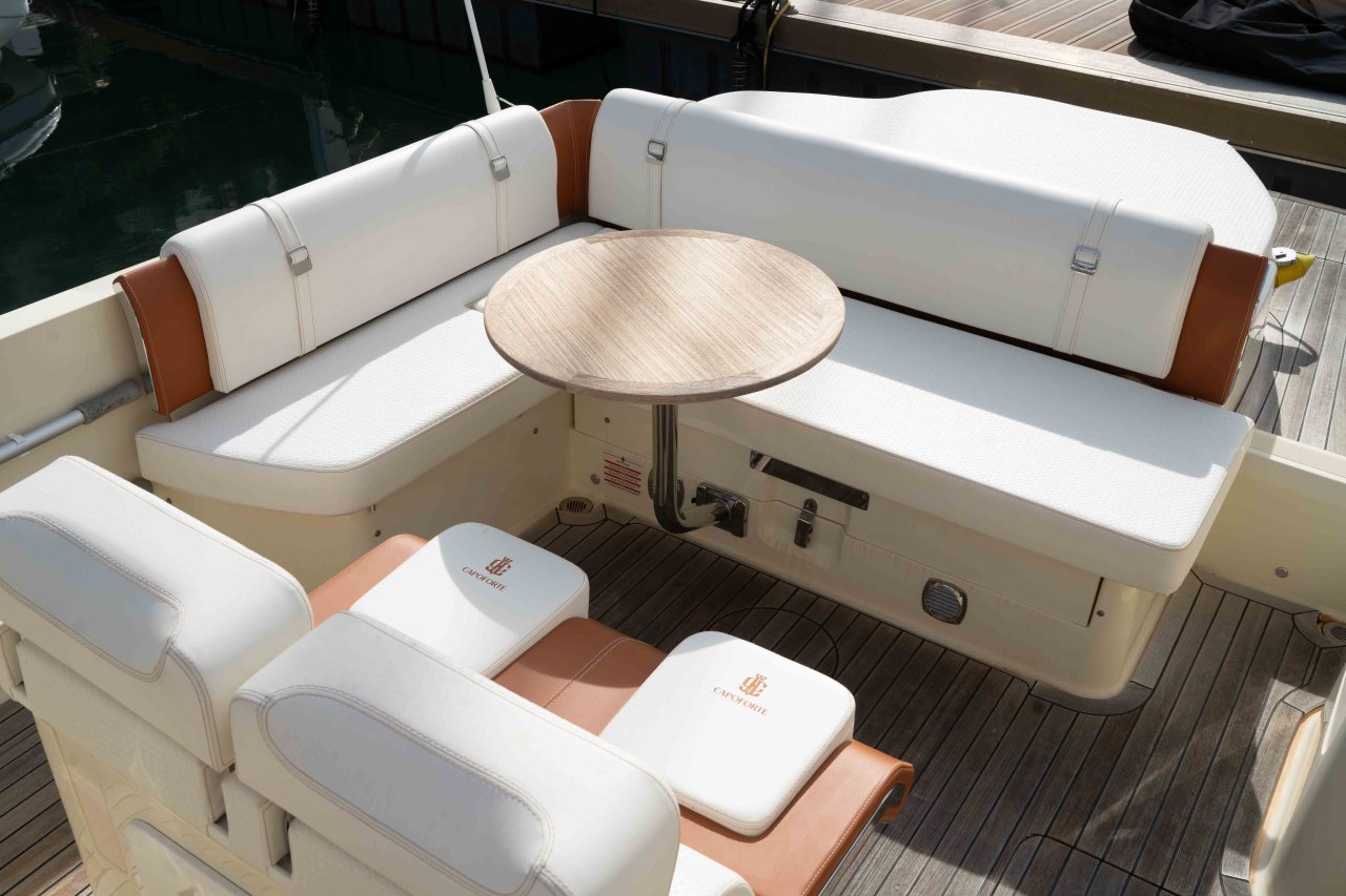 Barco de ensueño: Invictus CX 280 Daycruiser con cabina y WC
