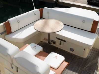 Barco de ensueño: Invictus CX 280 Daycruiser con cabina y WC