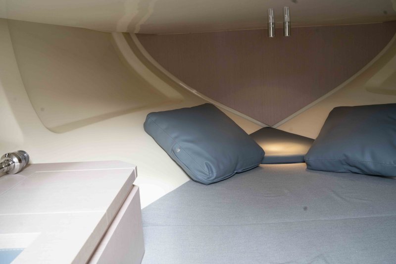 Barco de ensueño: Invictus CX 280 Daycruiser con cabina y WC