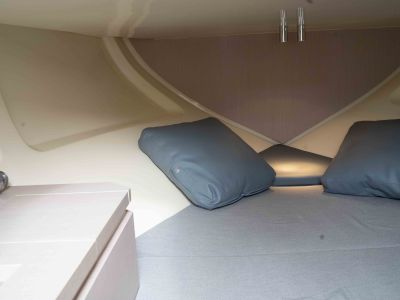 Barco de ensueño: Invictus CX 280 Daycruiser con cabina y WC